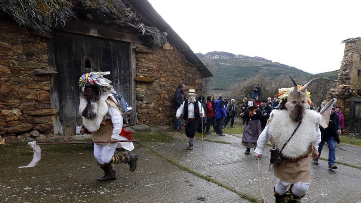 Los personajes que dan vida al ancestral antruejo recorren las calles de La Cuesta. MARCIANO