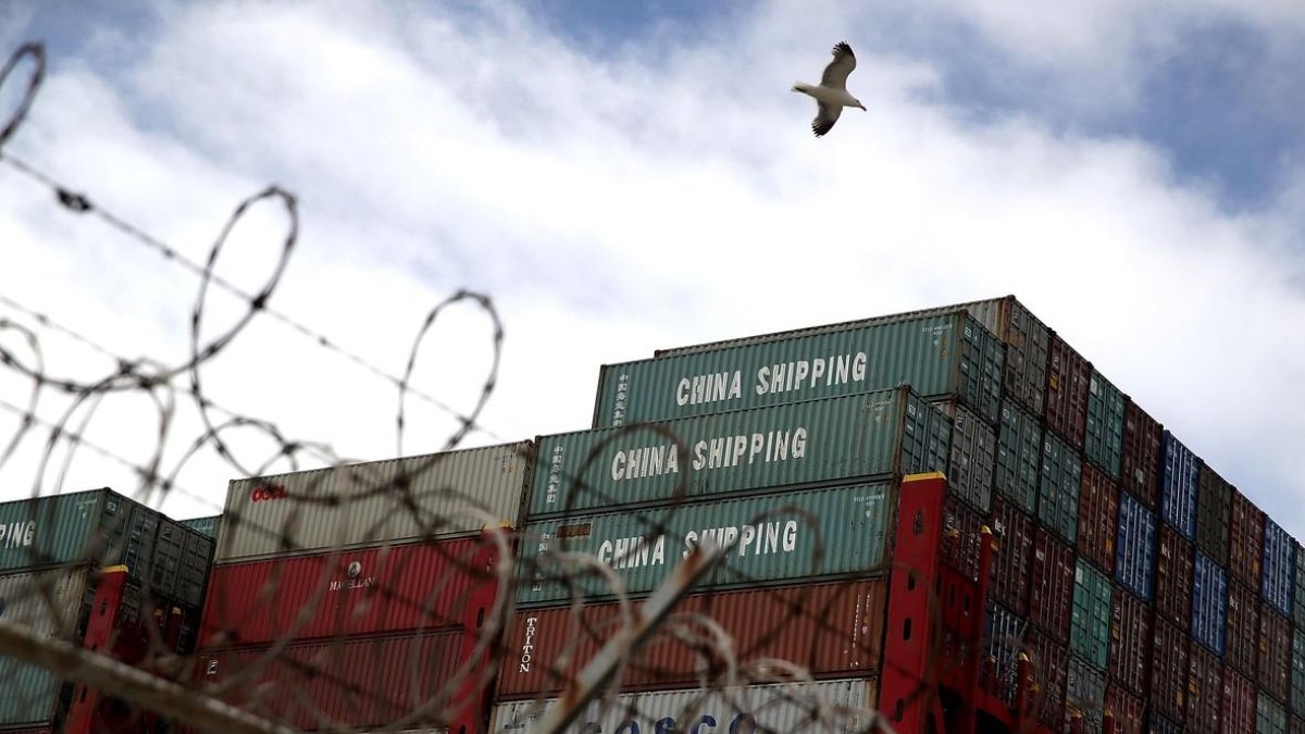 Mercancías chinas en contenedores en el puerto de Oakland, California.