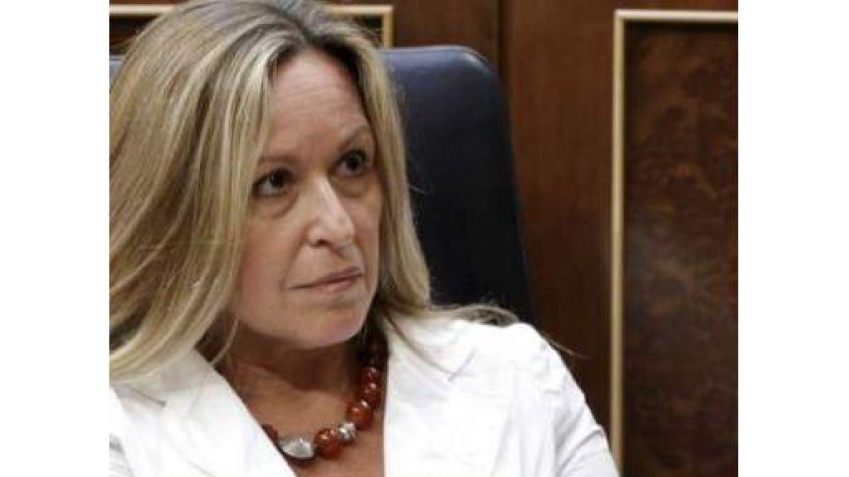 La ministra de Sanidad, Trinidad Jiménez, durante el Pleno del Congreso.