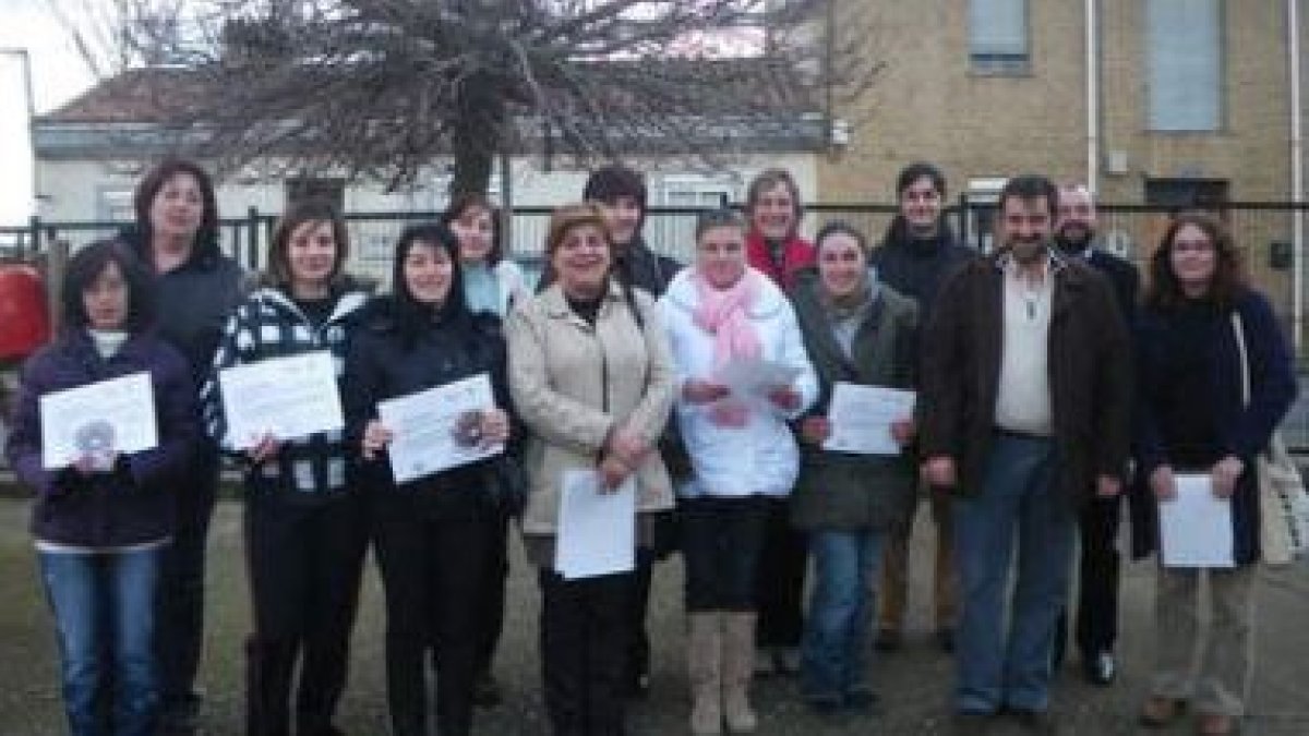 El alcalde, junto a las participantes en el primer curso de monitor