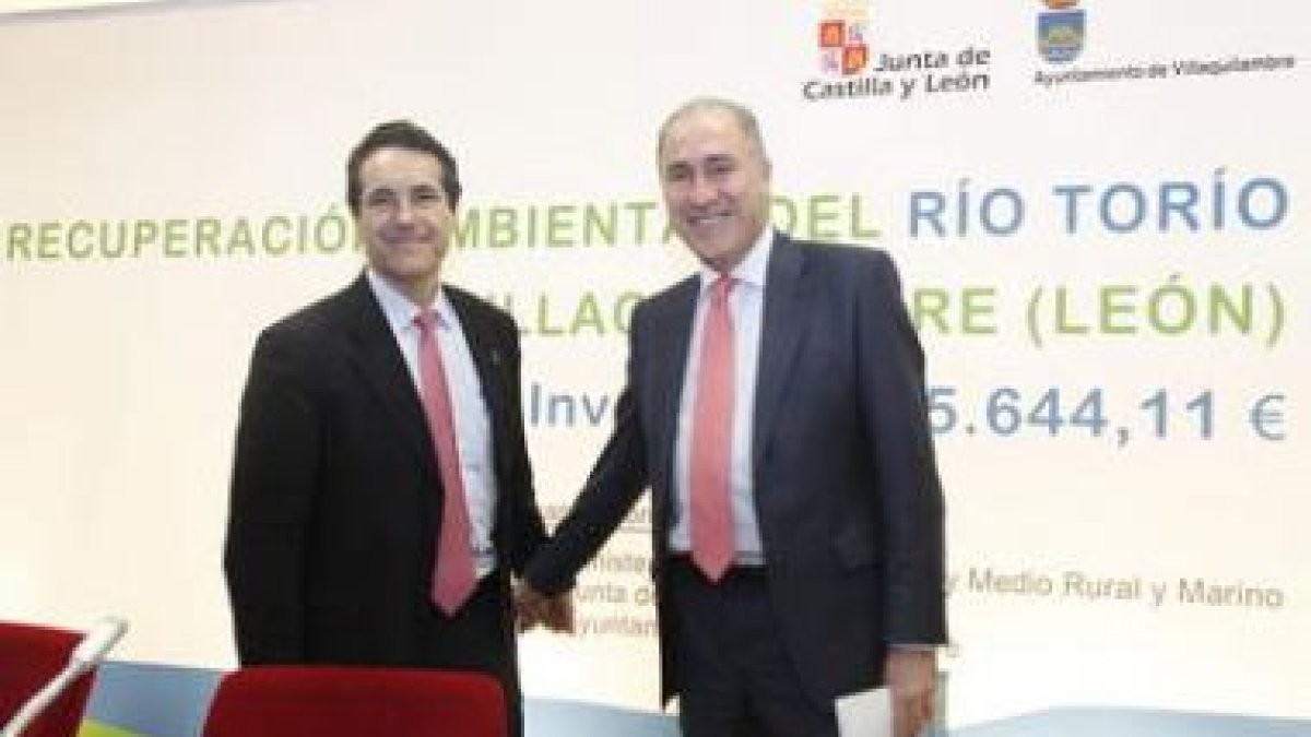 José Antonio Ruiz y Antonio Gato se saludan antes de comenzar la presentación del proyecto.