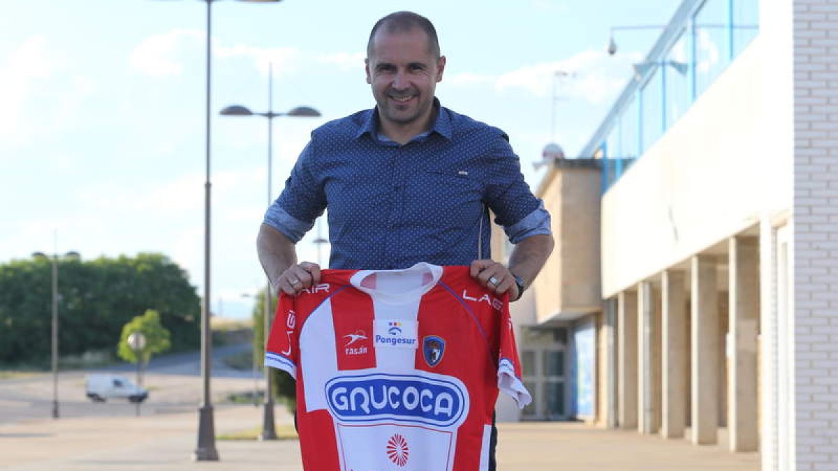 Fran guarda como oro en paño la camiseta con la que marcó el gol del ascenso en el estadio José Rico Pérez de Alicante. L. DE LA MATA