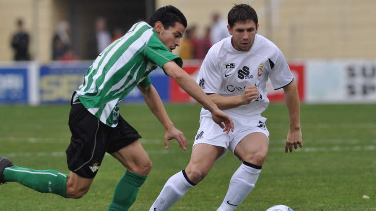 Alejandro, de blanco, junto a Rivera, futbolista que militó en la Cultural la pasada campaña.