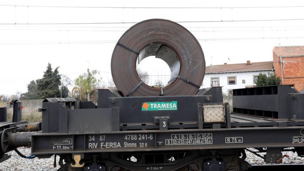 Tren descargando acero en Villadangos. MARCIANO PÉREZ