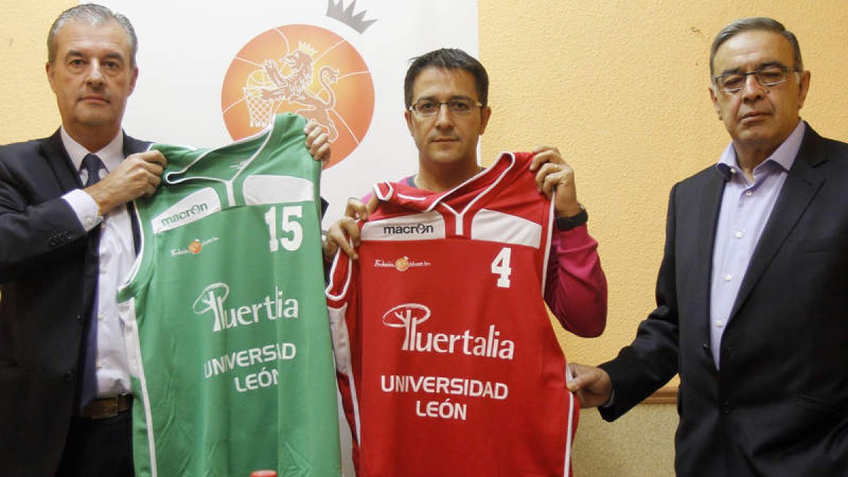 Momento del acto de presentación del nuevo patrocinador del ULE Fundación.