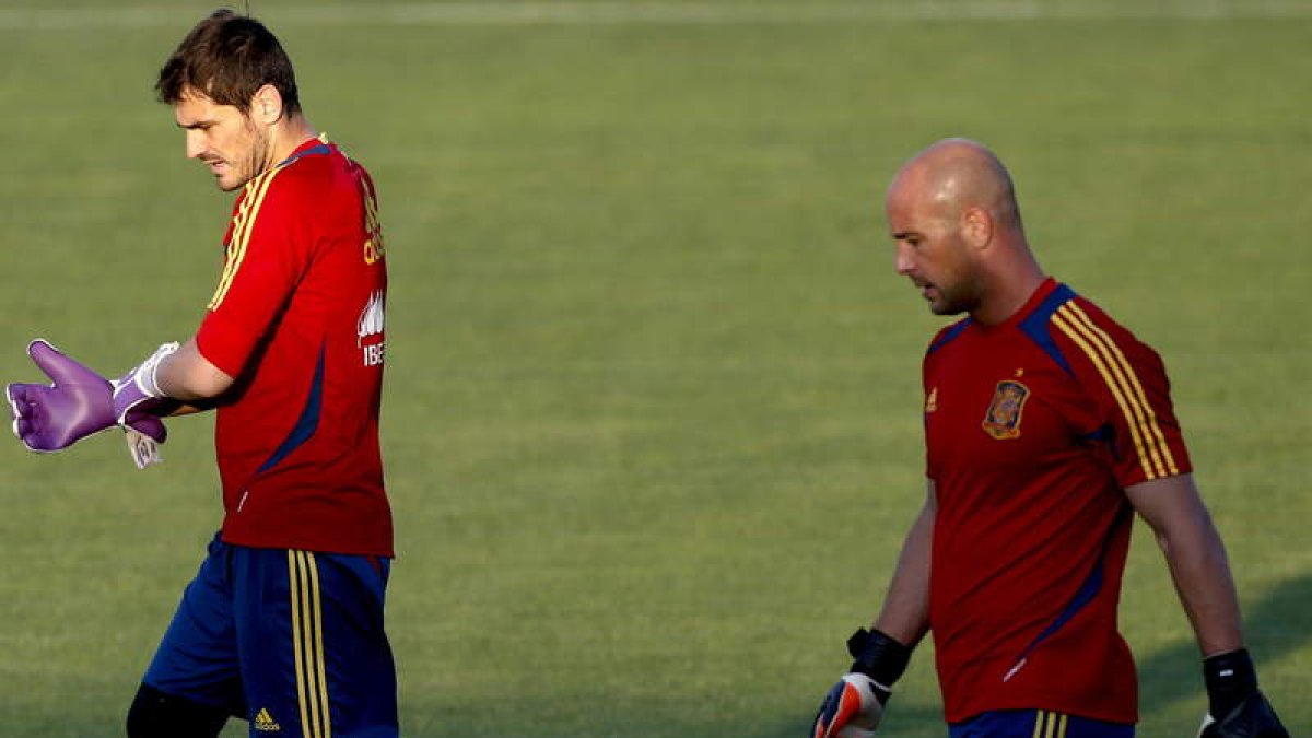 Los porteros de la selección española Iker Casillas y Pepe Reina durante un entrenamiento.