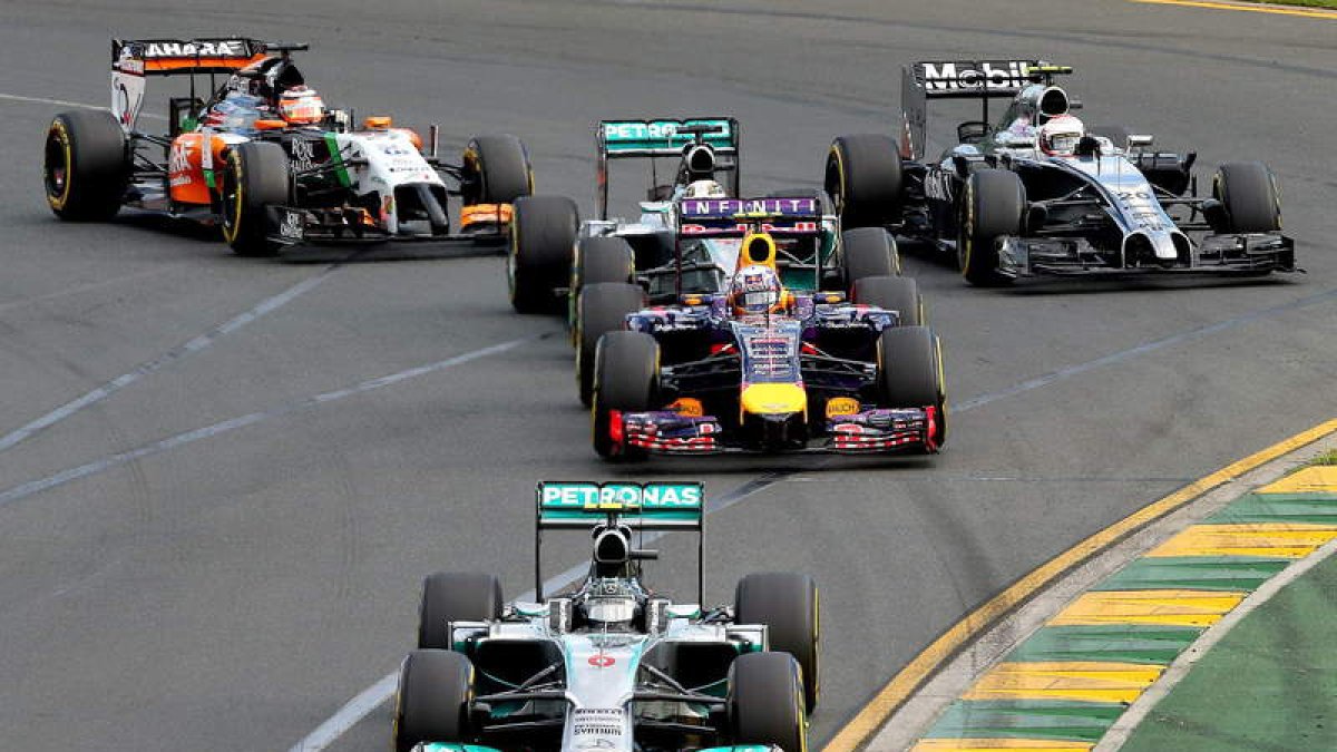 El piloto alemán Nico Rosberg (Mercedes) lidera la carrera en el Albert Park de Melbourne.