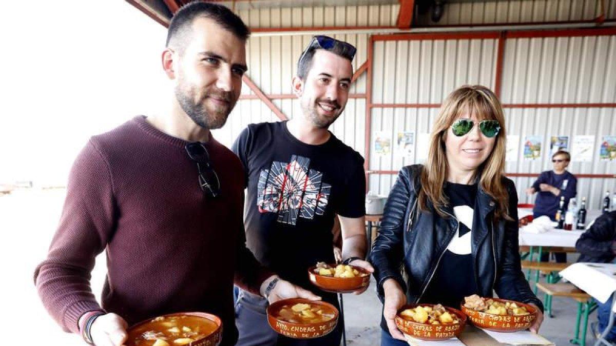 La organización repartió cerca de 2.200 raciones de patatas con carne. MARCIANO PÉRZ