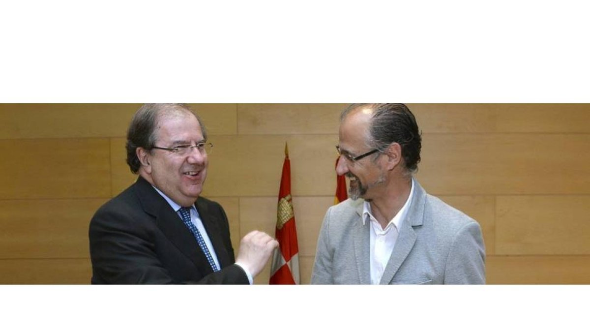 Juan Vicente Herrera (i), y Luis Fuentes (d), respectivamente, tras la firma hoy del documento de regeneración democrática el 11 de junio