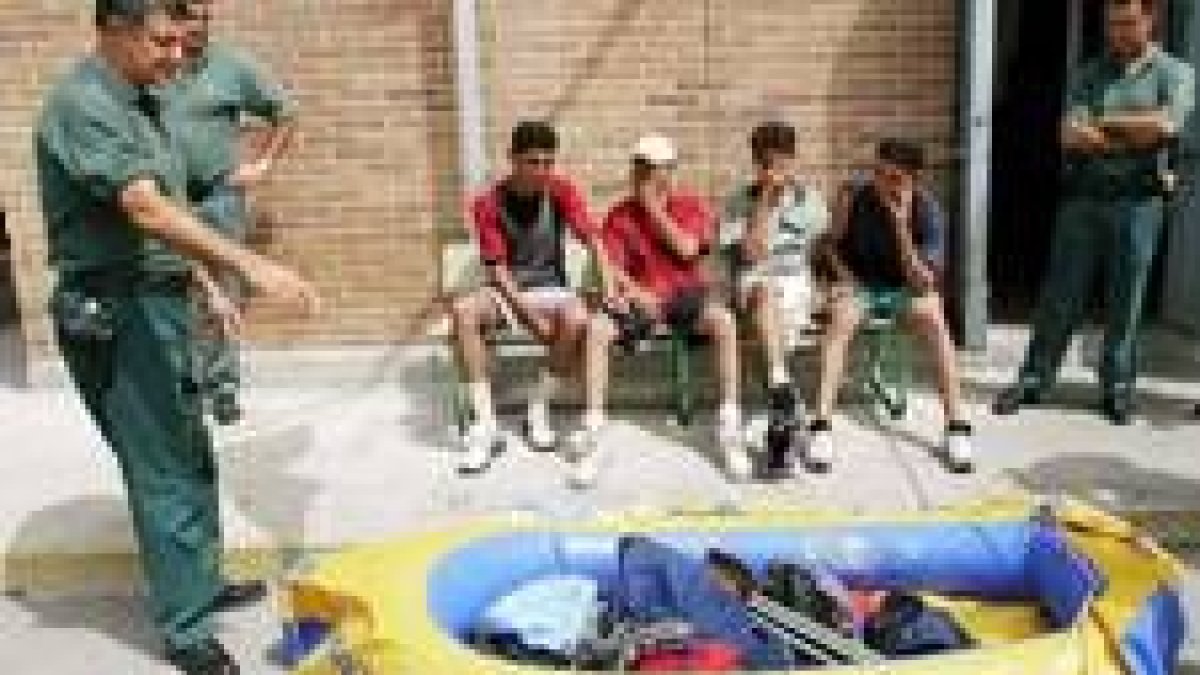 Barca hinchable sin motor en la que viajaban cuatro marroquíes provistos de tres remos artesanales
