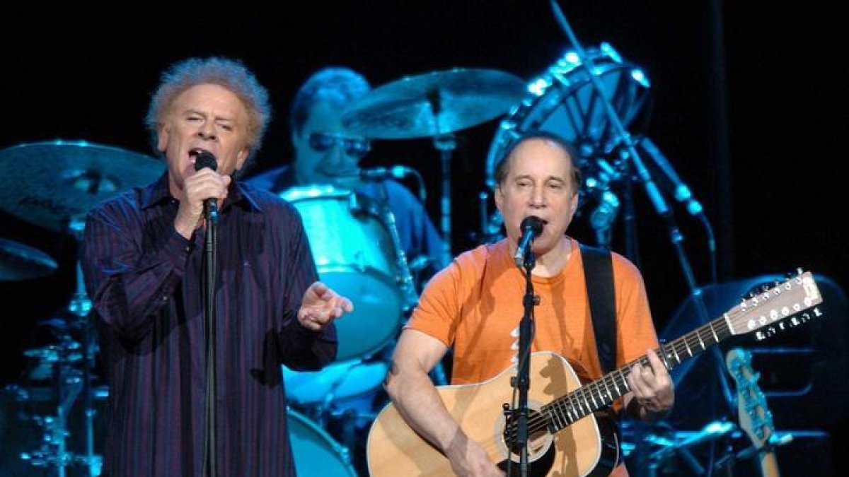 Paul Simon, a la derecha de la imagen, junto a Art Garfunkel