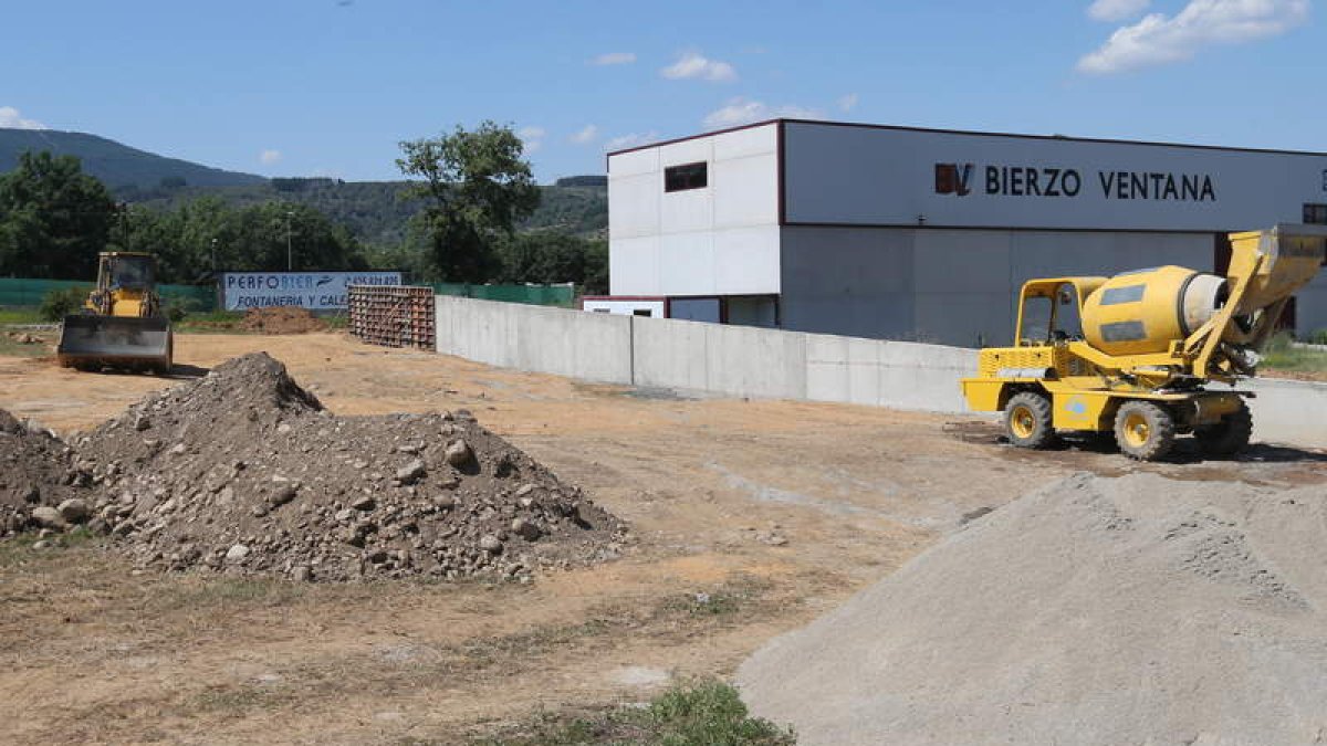 Las máquinas ya trabajan en las parcelas en las que se instalará la planta. L. DE LA MATA