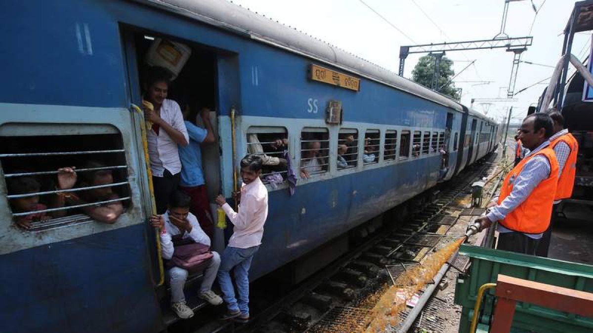 Un operario rocía de insecticida el tren. RAJAP GUPTA