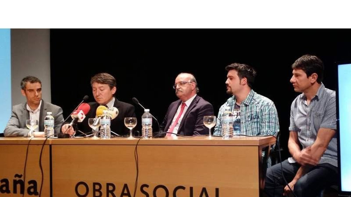 Los responsables municipales y los editores del vídeo.