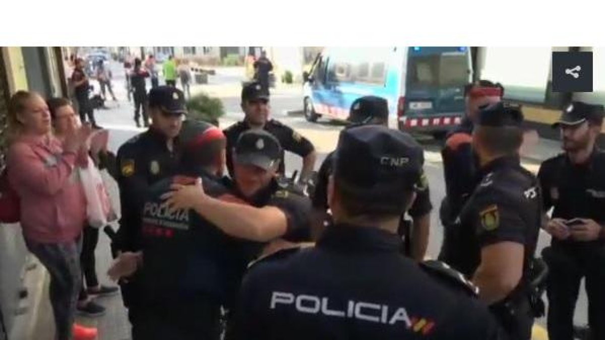 Los Mossos han despedido esta mañana con abrazos a los policías alojados en Pineda del Mar.