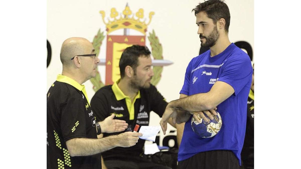 Ribera conversa con Entrerríos en el Huerta del Rey. NACHO GALLEGO