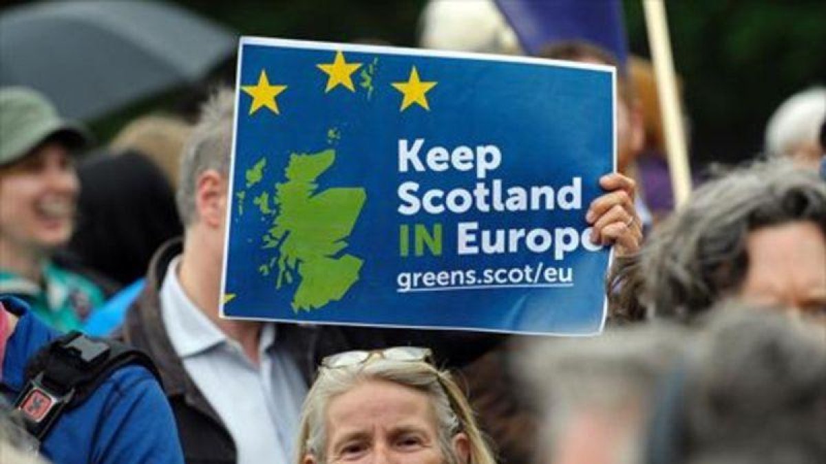 Una mujer sostiene una pancarta a favor de la permanencia de Escocia en la UE, ayer en Edimburgo.