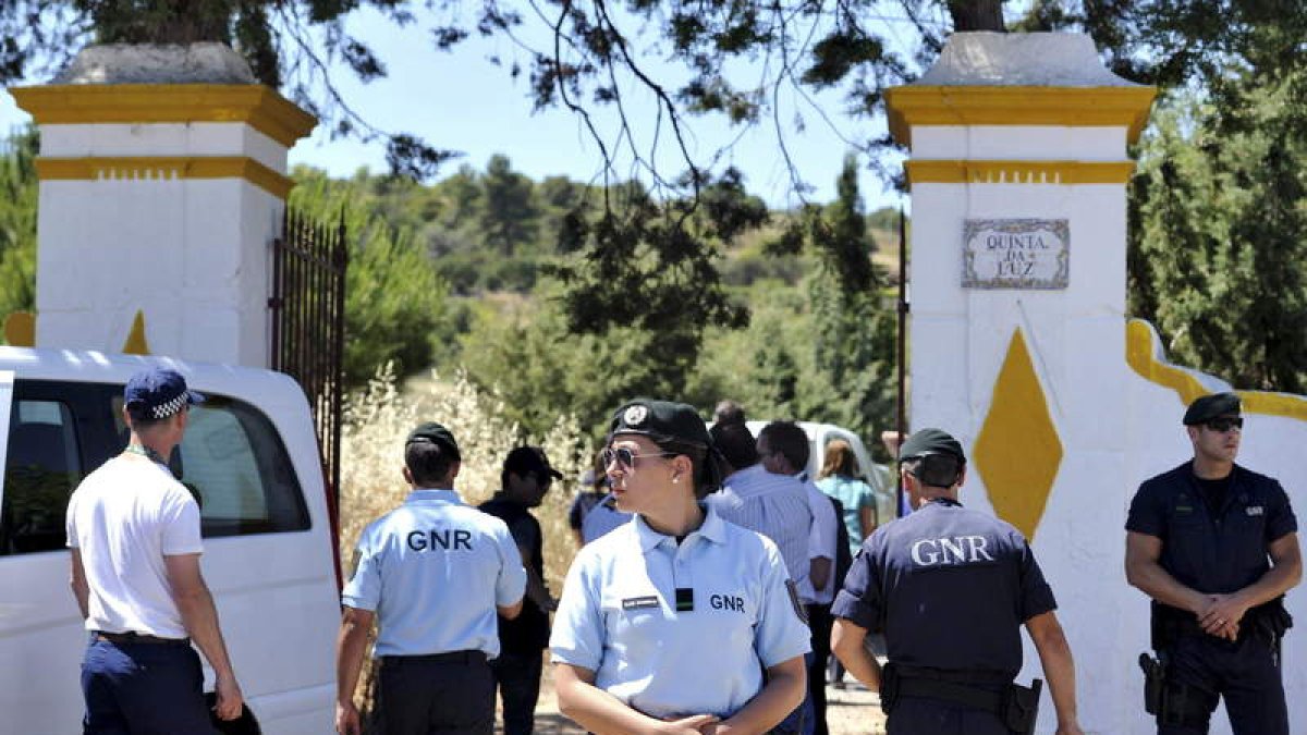 Policías portugueses vigilan la entrada del terreno.