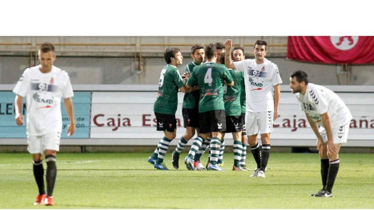 La Cultural dilapidó dos goles de ventaja sobre el Racing de Ferrol. El gesto de Negral, en el centro lo dice todo, al igual que los gestos de Adán Gurdiel, a la izquierda, y Raúl Torres.
