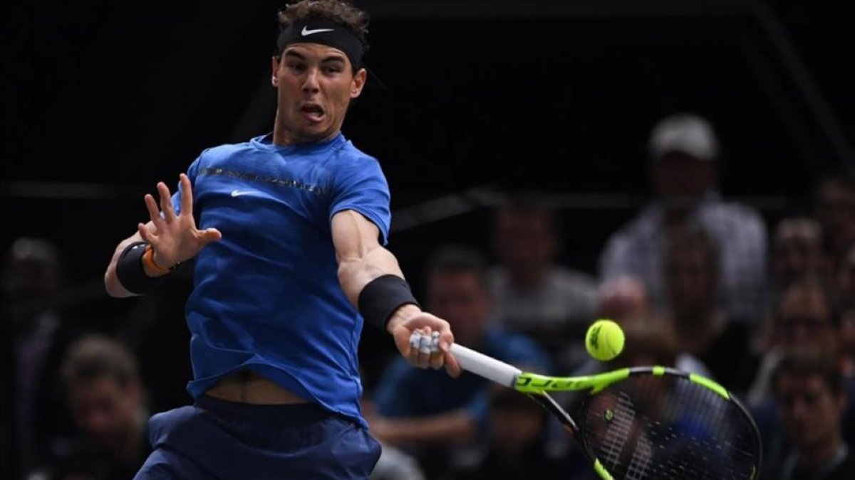 Nadal devuelve un golpe, durante su partido contra Chung en París.