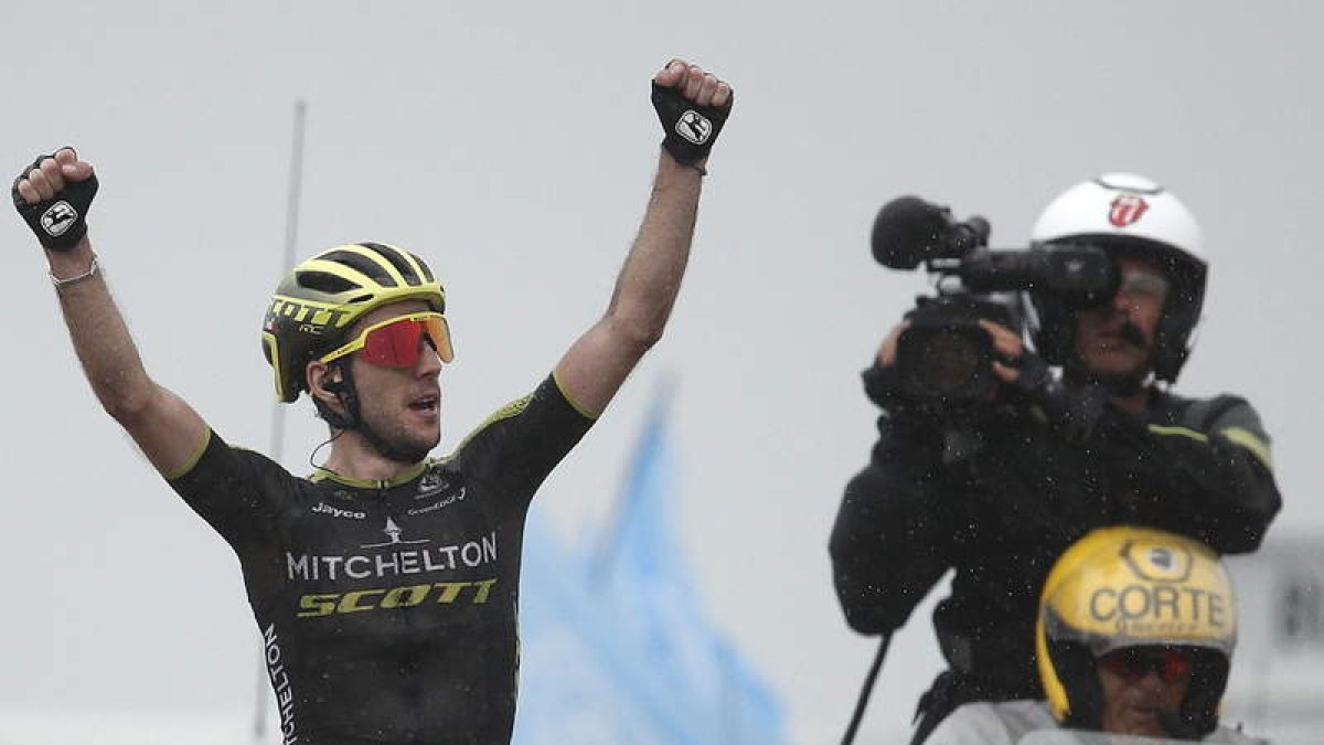 El ciclista británico Simon Yates celebra su triunfo en la cima del Prat d’Albis. GUILLAUME HORCAJUELO
