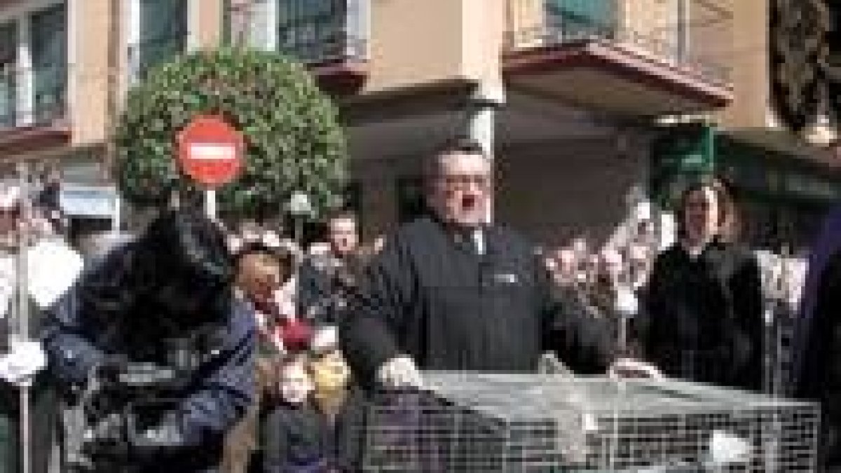Las braceras desempeñan un importante papel bajo los pasos en la Procesión de Resurrección