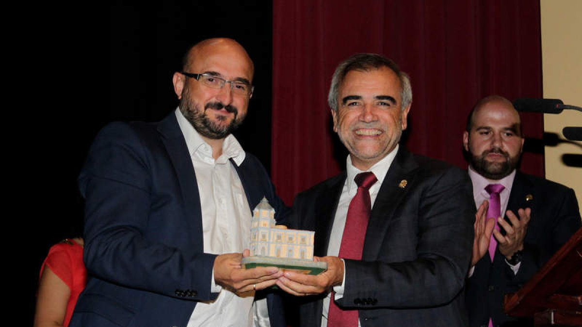 El pregonero, Felipe Ramos, junto al alcalde de La Bañeza, José Miguel Palazuelo. SECUNDINO PÉREZ