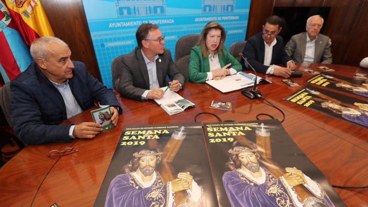 Los representantes de las cofradías y la concejala de Cultura y Turismo, ayer. L. DE LA MATA