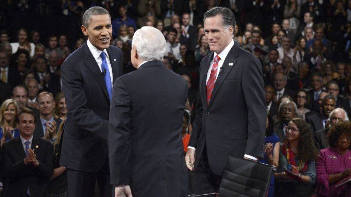 Obama y Romney, junto al moderador del debate.