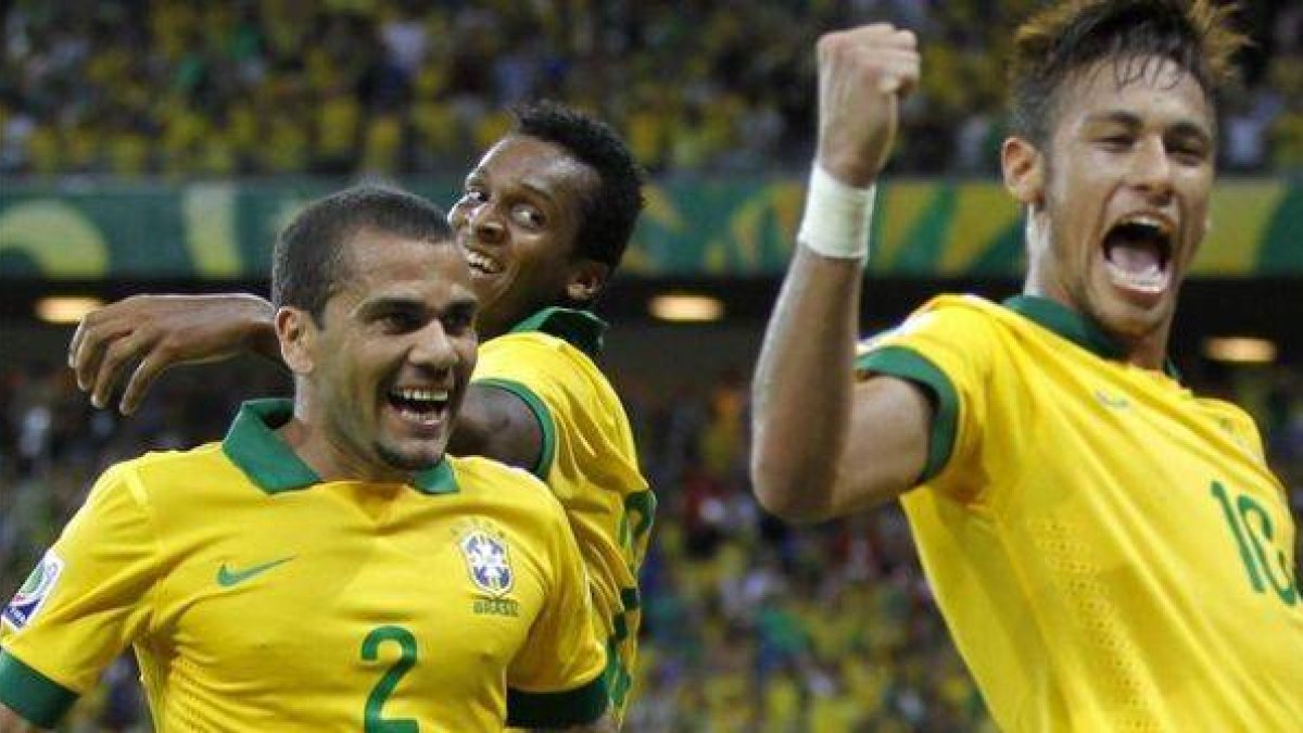 Alves, con Neymar, en uno de sus últimos partidos con Brasil.