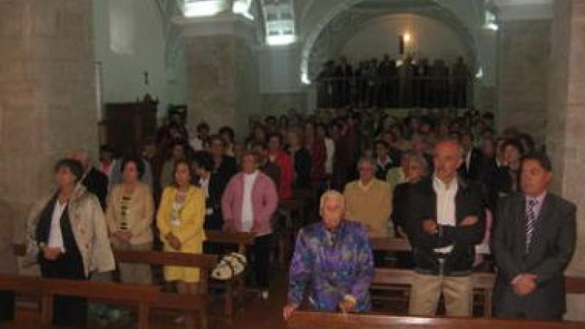 Los vecinos de Cuadros no pudieron sacar al patrón en procesión por el fuerte aguacero.