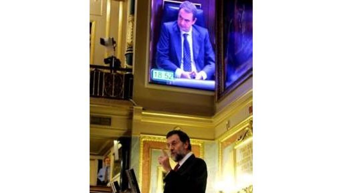 Rajoy habla con la imagen de Zapatero en la pantalla