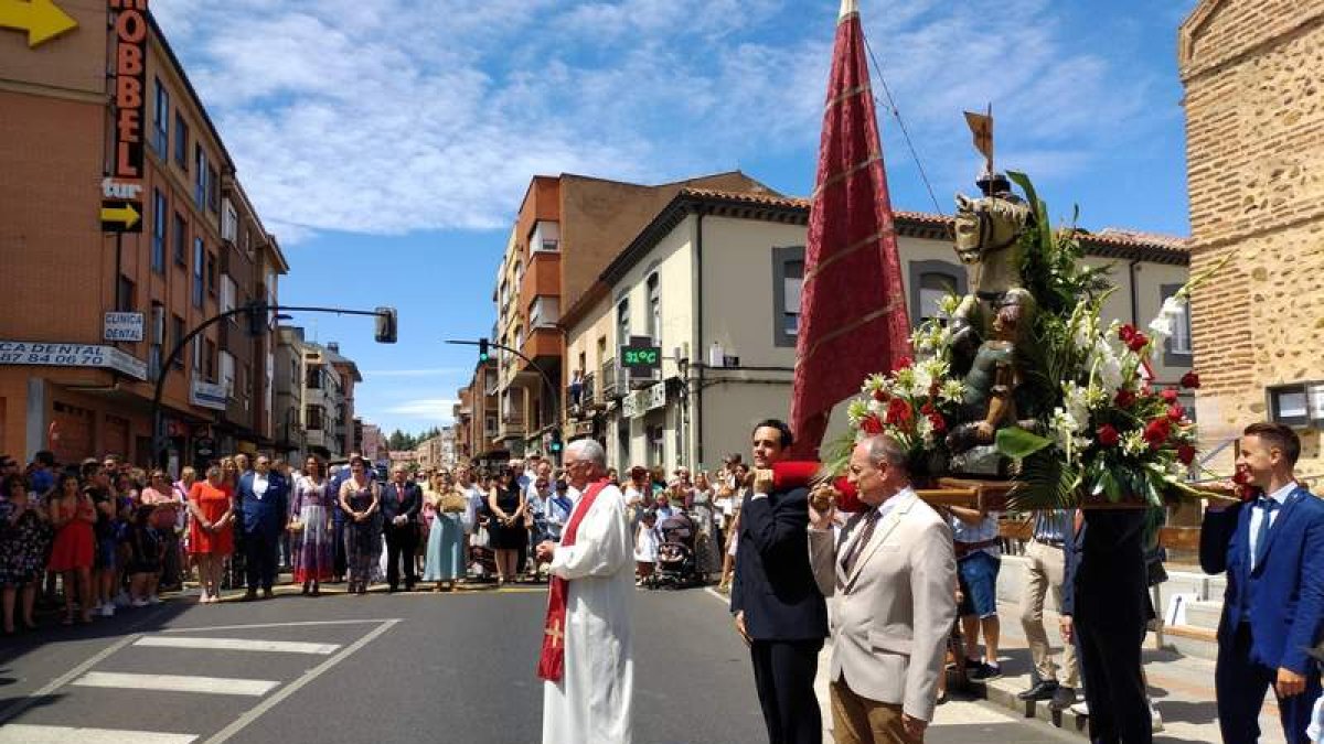 Los quintos procesionaron al santo, con el pendón. DL