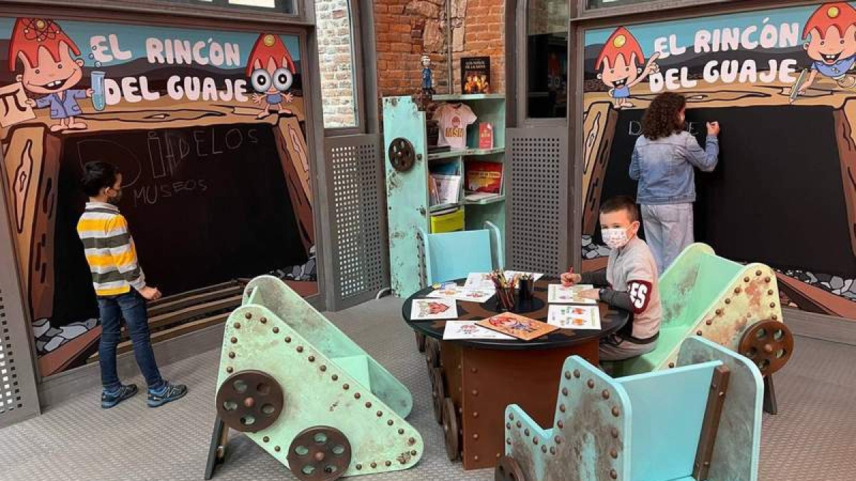 Varios niños jugando en el rincón del guaje del MSM. CASTRO