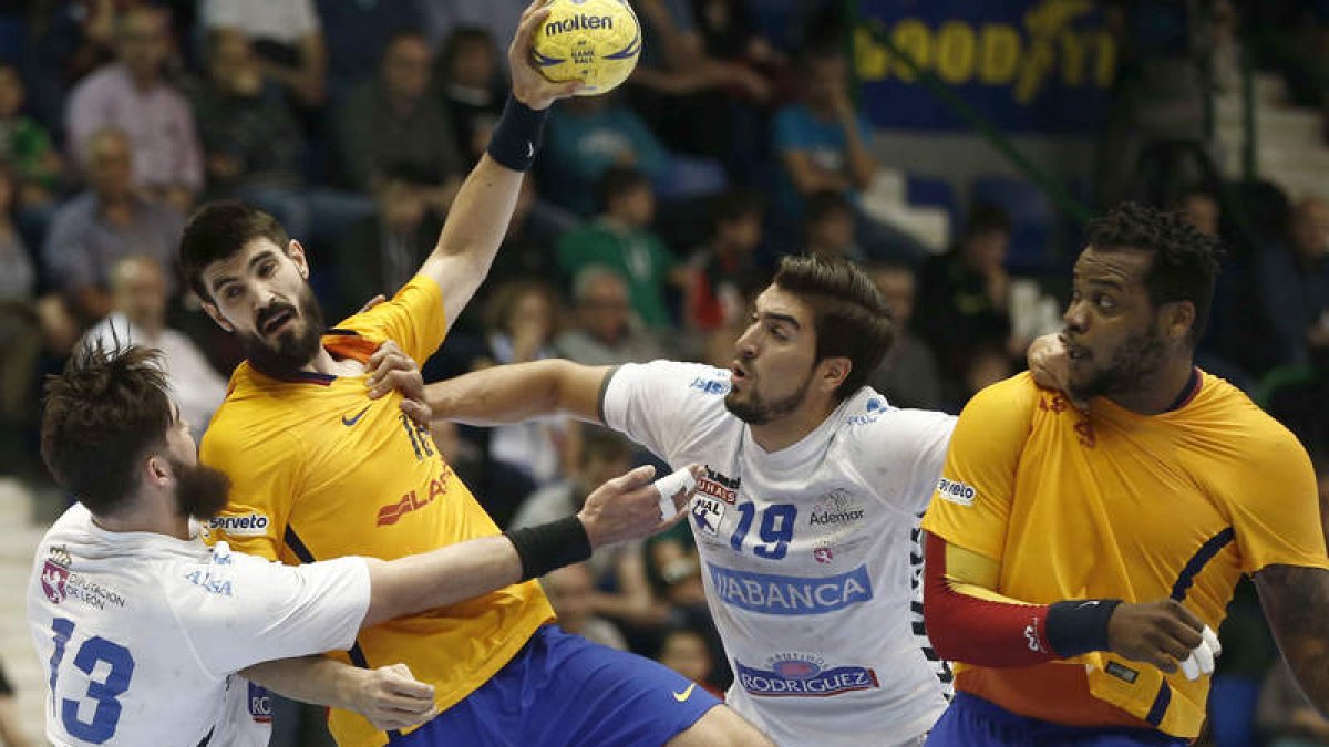 Ademar y Barcelona ya se enfrentaron en la semifinal de la Copa del Rey. JESÚS DIGES
