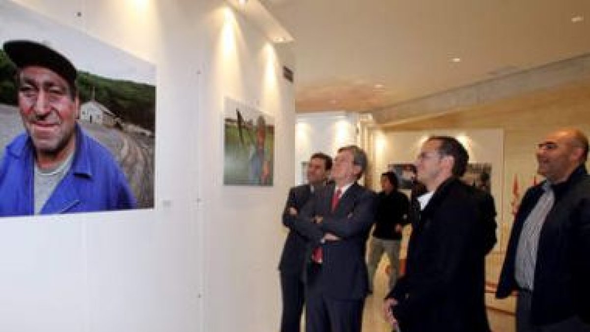 Fernández de Santiago en la apertura de la exposición Paisanos.