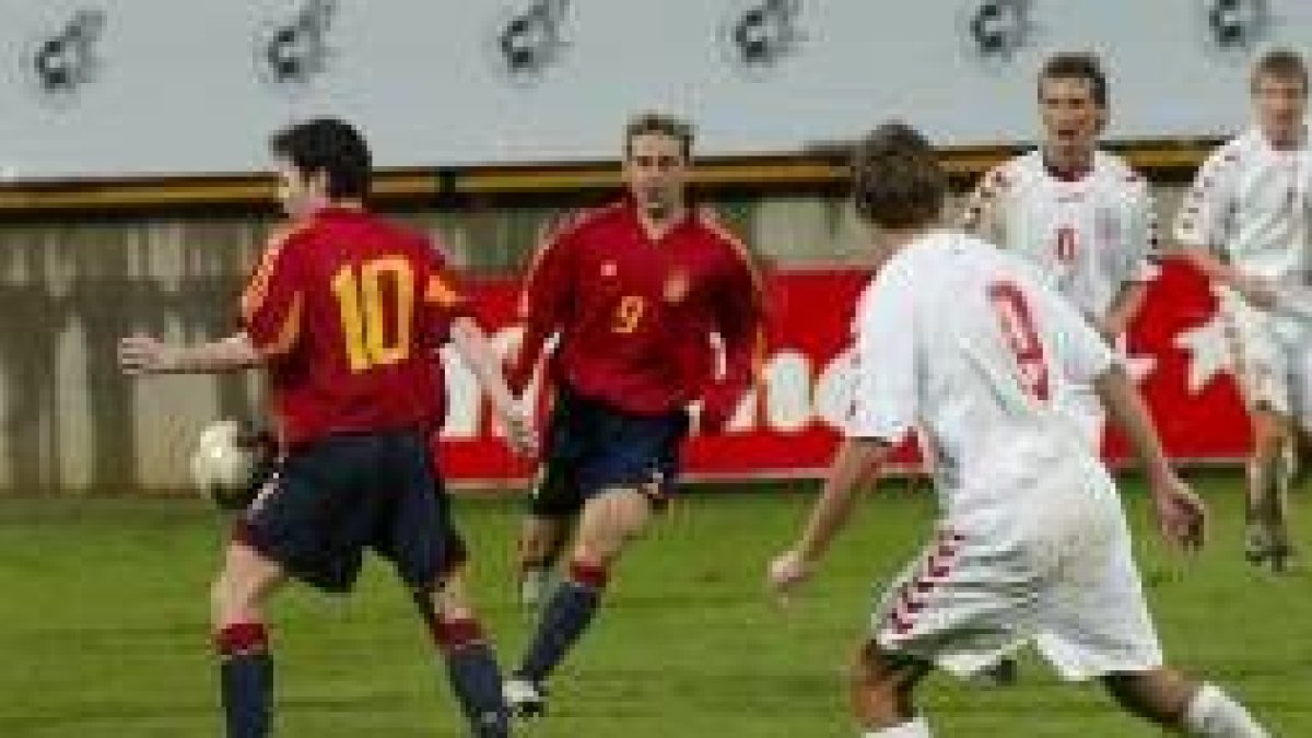 Iniesta, con el balón, y Sergio García se comunicaron a la perfección