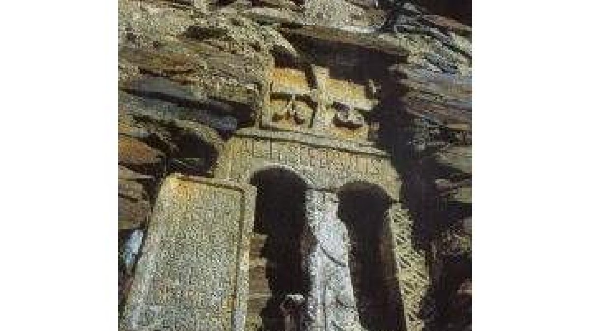 La lápida, en la izquierda del bajorrelieve, fue robada el pasado domingo
