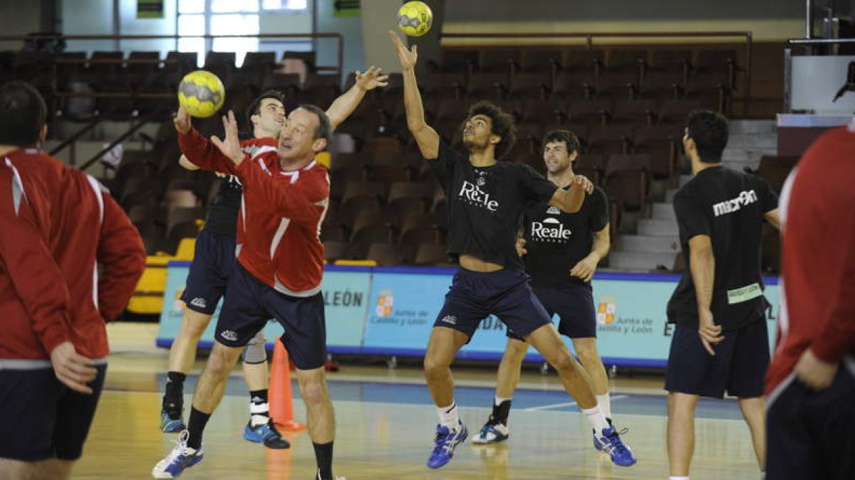 La plantilla del Reale Ademar, con la ausencia de cuatro de sus internacionales: Stranovsky, Losert, Cutura y Carou, volvió ayer a los entrenamientos.