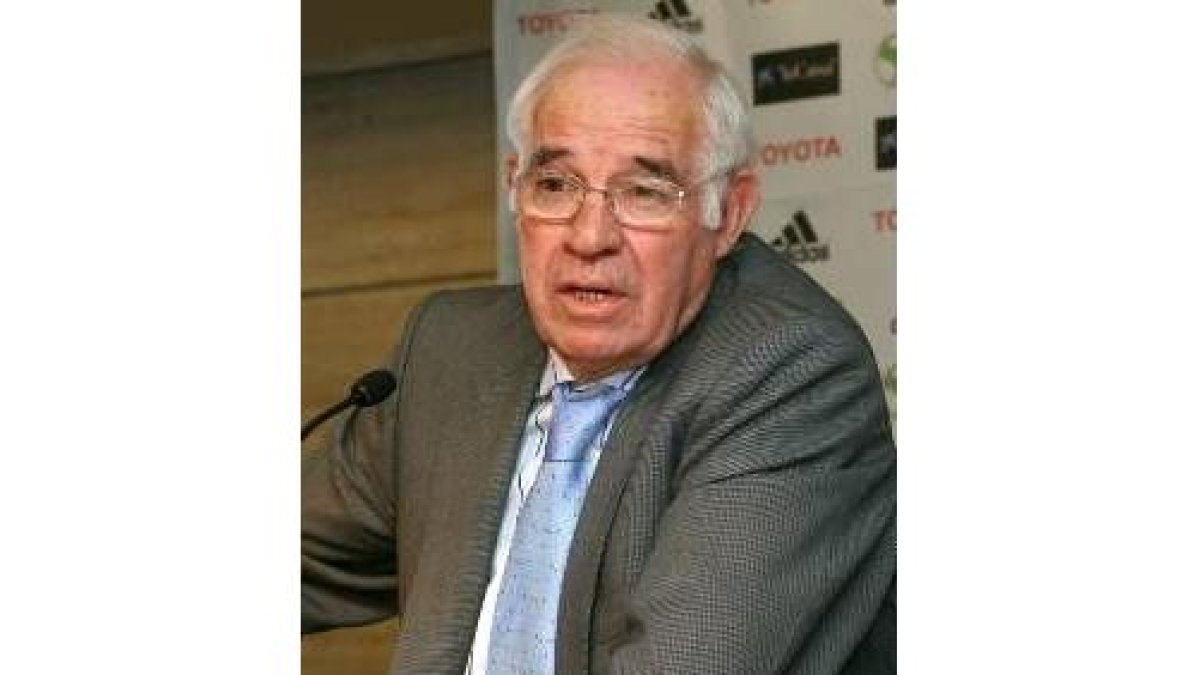 Luis Aragonés, durante la rueda de prensa que ofreció en Las Rozas