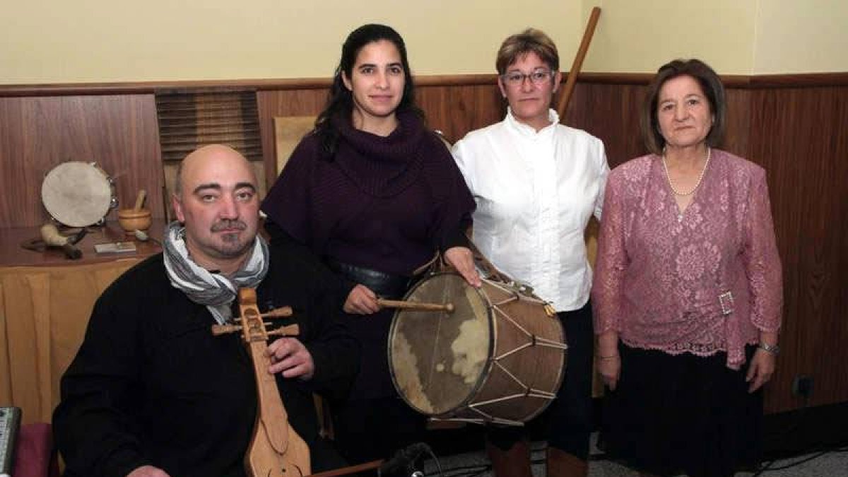 El grupo Cantar de Crines estrenó el himno.
