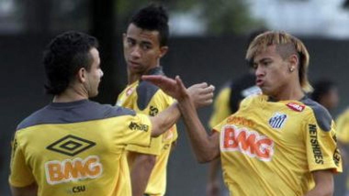 Neymar, a la derecha, durante un entrenamiento con Brasil.