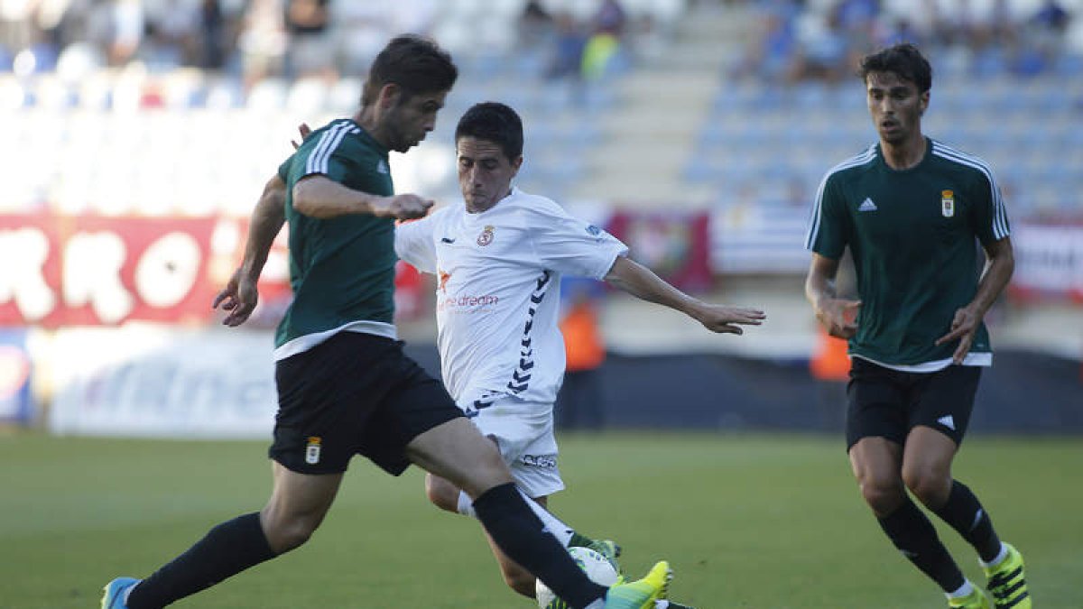 Toni, de blanco, trató de agradar a la afición culturalista en su debut con la elástica blanca. JESÚS