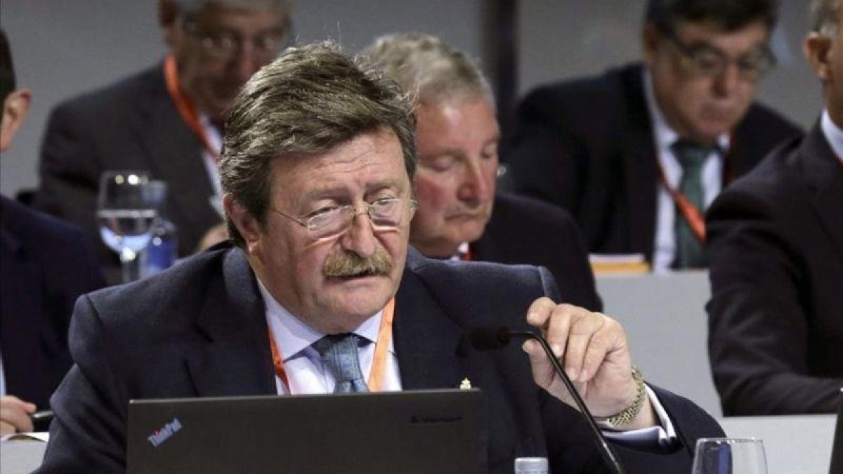 Juan Luis Larrea durante la reunión de la junta en fue elegido presidente en funciones de la RFEF.