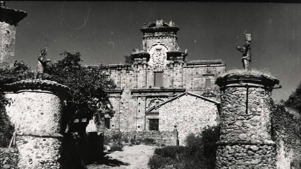 Fotografía antigua que muestra el palacio de Renedo de Valdetuéjar antes de su ‘viaje’ a León, con los guerreros elevados aún sobre cada uno de los cubos pétreos.