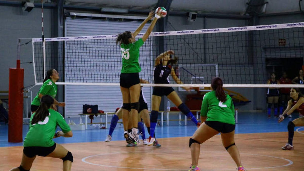 Las universitarias ganaron al Tres Cantos en el quinto set. DL