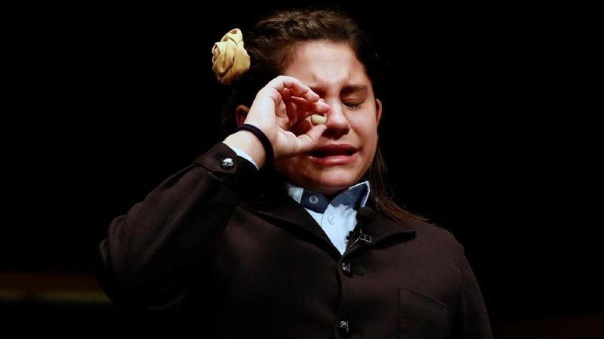 Nerea Pareja Martínez, emocionada y llorando, tras cantar el segundo premio.