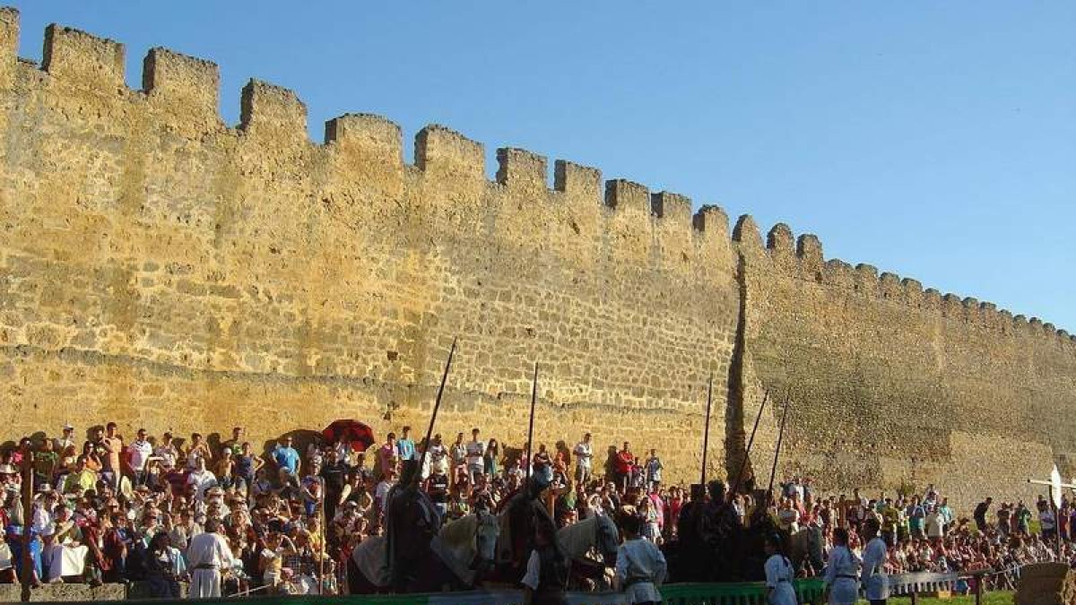 Las justas entre caballeros congregan a un gran número de visitantes en el Postigo cada año.