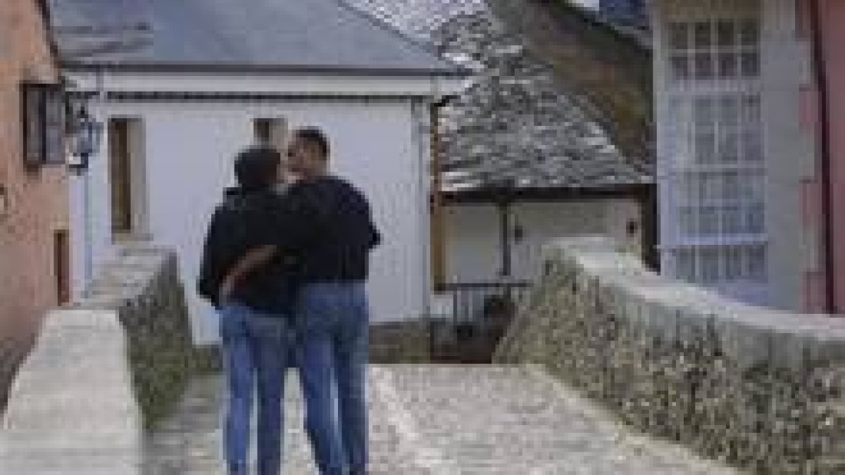 Una pareja cruza el puente de Molinaseca, en una imagen de archivo