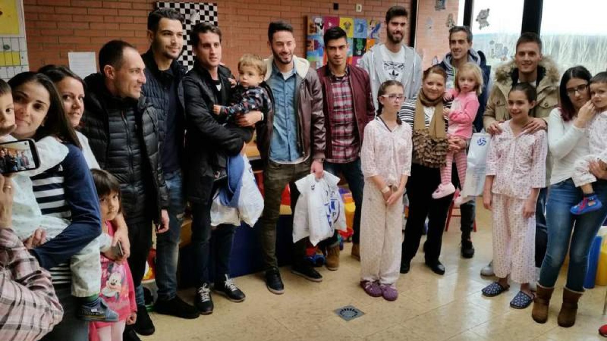 Jugadores y técnicos de la Deportiva, en el Hospital El Bierzo con los jóvenes ingresados. DL